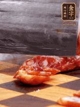 處理食材：香腸切片，土豆切塊、胡蘿卜切丁、豆角切段