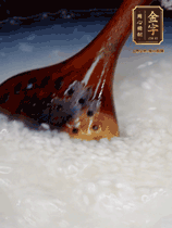 大米淘洗干凈，水開放入大米，煮3分鐘，煮到用手可以掐斷大米，撈出瀝干備用