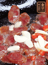 香腸煸香，加大蒜、小米辣增加香味