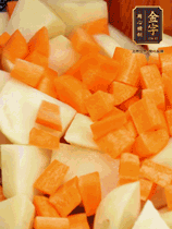 加土豆、胡蘿卜翻炒，隨后加入豆角、1勺鹽、1勺生抽、1勺蠔油、半勺老抽煸炒均勻