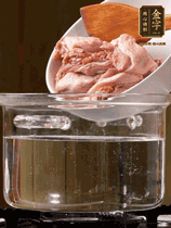 麻鴨切塊，冷水下鍋，加蔥姜、料酒焯水。撈出溫水洗凈