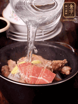 所有食材放入電飯鍋，加2勺料酒，足量的開水，按煲湯鍵煮湯