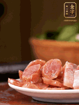 金字咸肉、金字香腸煮熟。咸肉切條、香腸切片備用。