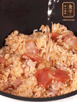 一起放入電飯鍋，加入剛好沒過食材的水。