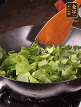 上海青切碎，用豬油炒到半熟