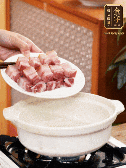 鍋內(nèi)倒油，下咸肉微微煸炒，再放排骨炒一下