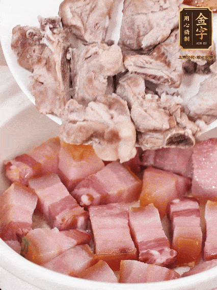 倒入開水燉煮，大火燒開后轉(zhuǎn)小火