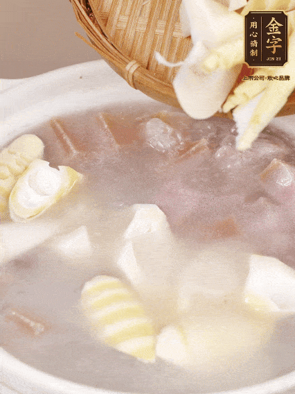 小火燉20分鐘后，放入春筍燉15分鐘