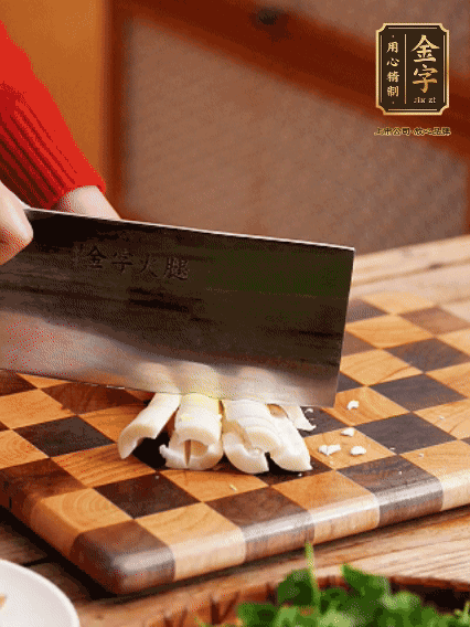 春筍剝?nèi)ネ鈿?，拍碎切成小條