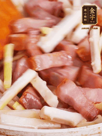 少許油煸香咸肉，下春筍翻炒均勻