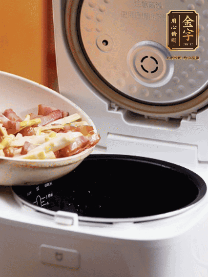 和洗凈的大米一起倒入電飯煲，攪拌均勻。水剛好沒過大米