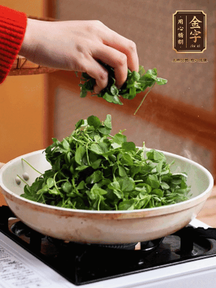 草頭摘洗干凈，撒上鹽，噴一點(diǎn)高粱酒，油熱后，旺火炒20秒