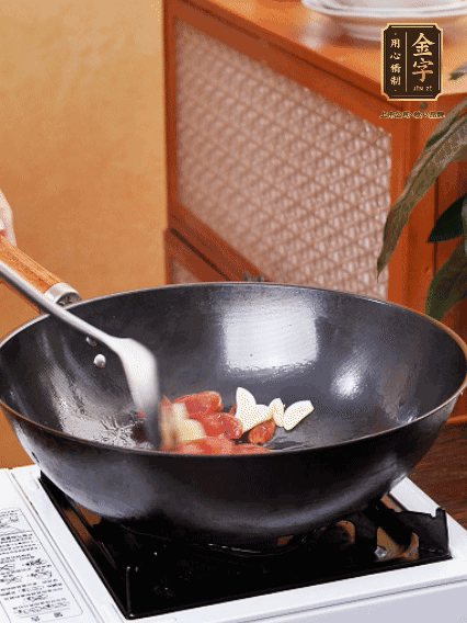 熱油，香腸微微煸出香味，加蒜片、小米辣