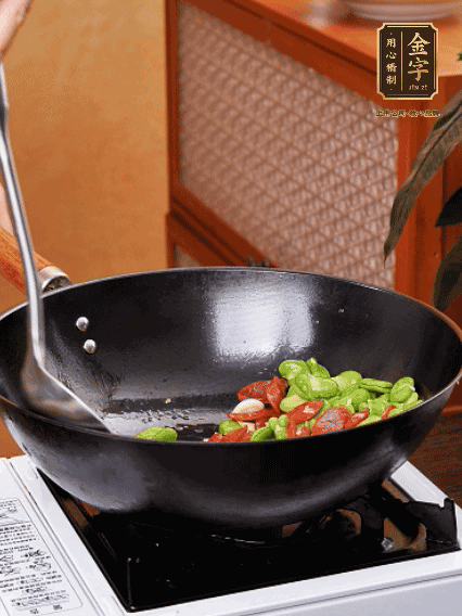 再放入蠶豆翻炒，加一點(diǎn)點(diǎn)醬油調(diào)味