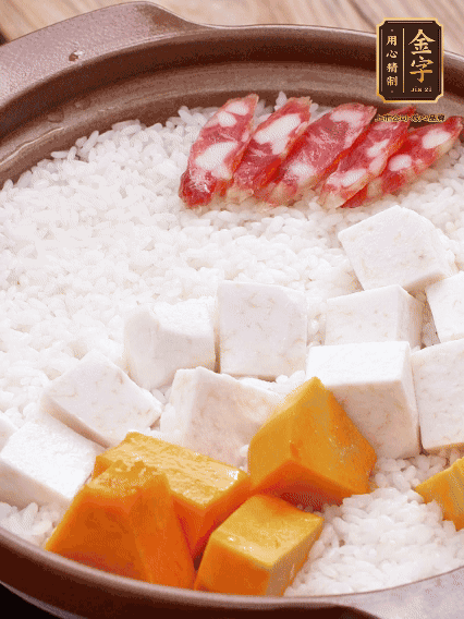 砂鍋涂油，放入泡好的大米。鋪上芋頭、南瓜，倒入開水剛好沒過，中火煮到水收干