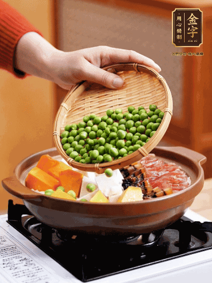 再鋪上臘腸、醬油肉、豌豆，小火煲6分鐘