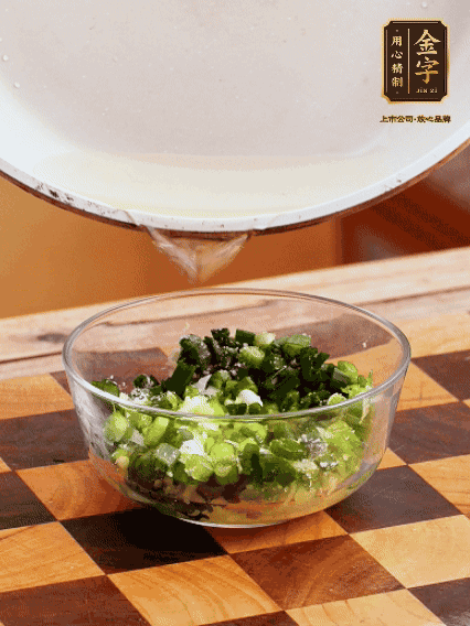 姜末、蔥末加鹽，潑熱油做成蔥姜醬