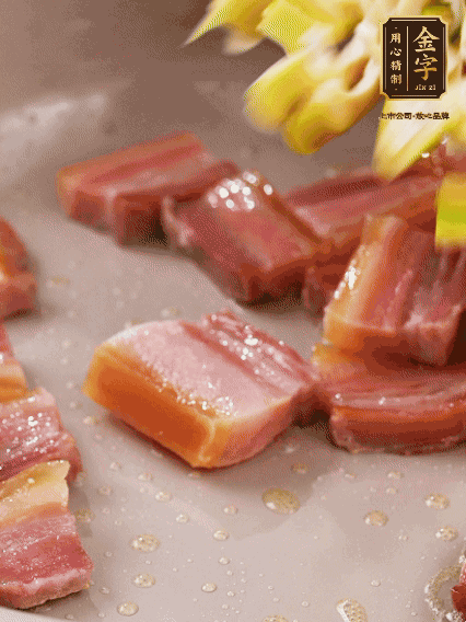 再放春筍翻炒一下，倒入砂鍋中，加適量的熱水，大火燜煮6分鐘