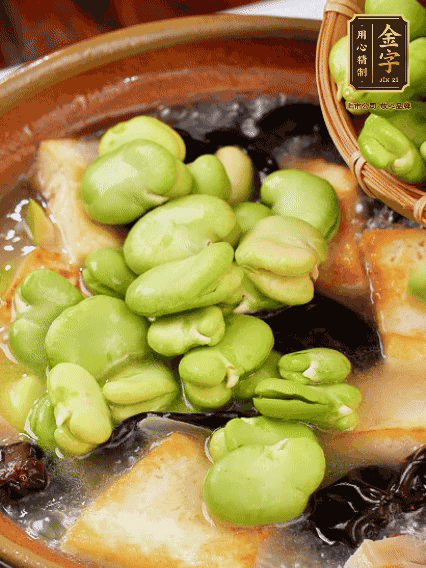 最后可以放豆瓣、木耳煮熟，依照個(gè)人口味加點(diǎn)鹽調(diào)味