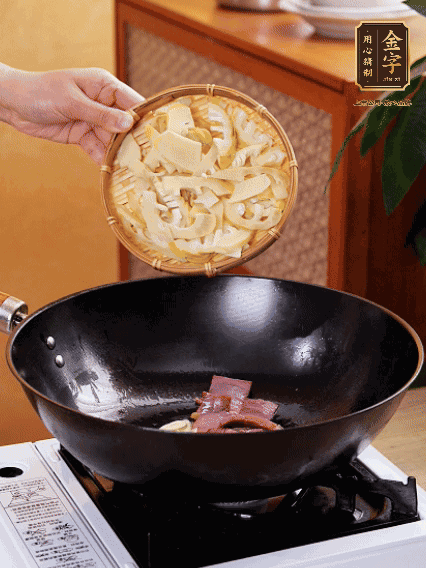 油熱，下蒜末、火腿煸炒出香味，再下筍片微微翻炒