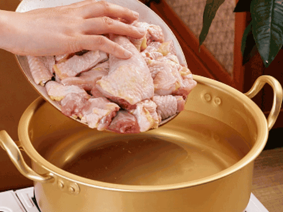 雞肉冷水下鍋，加蔥姜焯水
