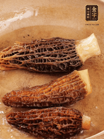 少許油，新鮮羊肚菌煎香