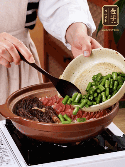 鋪上金字香腸、羊肚菌、蘆筍，蓋蓋子燜7分鐘