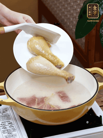倒清水，放雞腿，大火煮開(kāi)轉(zhuǎn)中小火煮20分鐘
