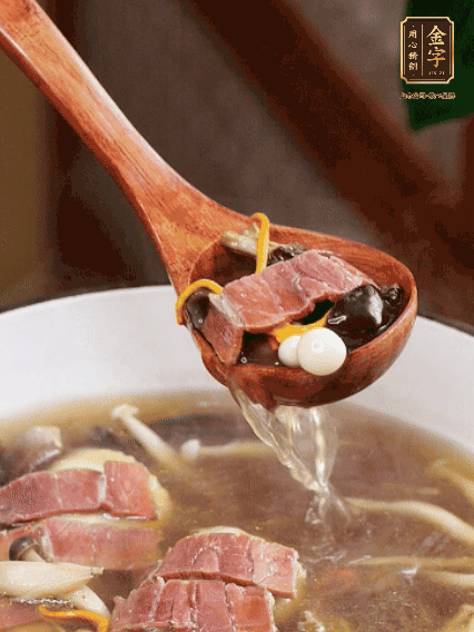 加羊肚菌、雞縱菌、蟲(chóng)草花、海鮮菇、白玉菇再煮20分鐘