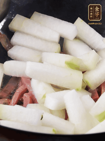 再下冬瓜微微煸炒，加一小碗水，中小火煨5分鐘