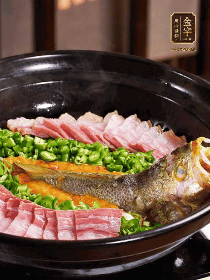 鋪上黃魚、金字咸肉，放上金椒醬、青椒粒，蓋蓋子焗5分鐘