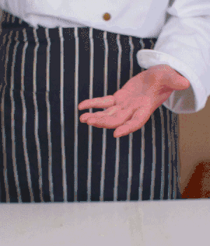 小蔥切碎，淡火腿切碎。