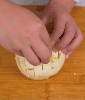 在縫隙里塞適量馬蘇里拉奶酪、再塞入淡火腿碎。