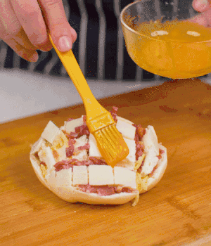 放在烤盤上，表面先刷一層玉米油，再刷一層蛋黃液。