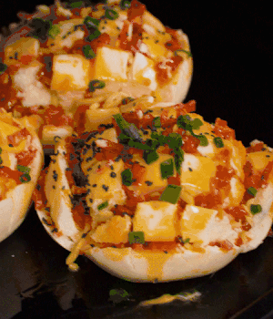 灑適量小蔥和黑芝麻，放入預熱的烤箱180度15分鐘。