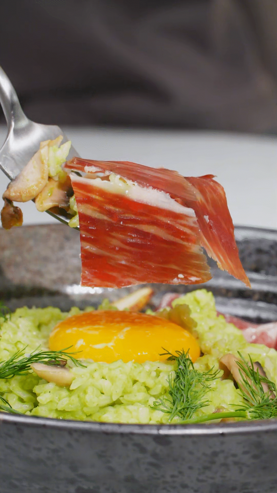 沿著碗邊依次放上：巴瑪火腿、玉米筍、蒔蘿