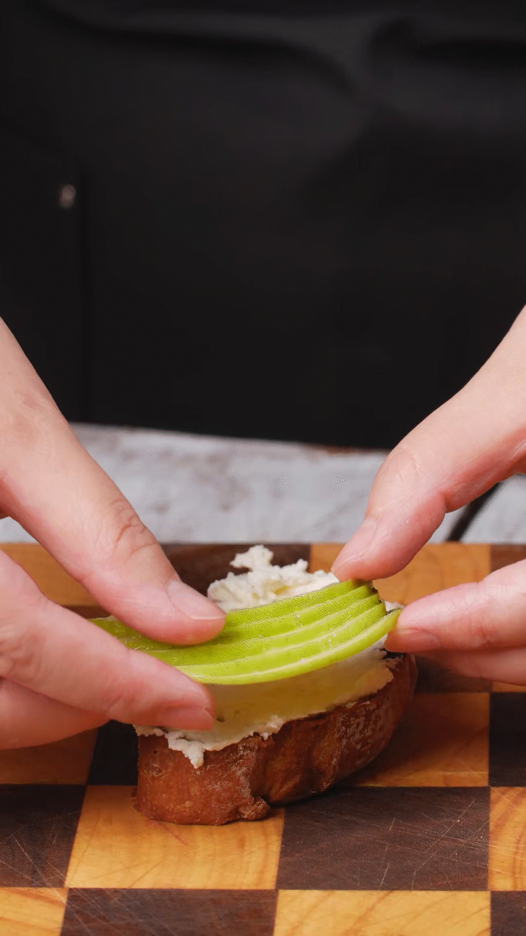 歐包抹上奶酪依次放上：蘋果、梨、藍(lán)莓
