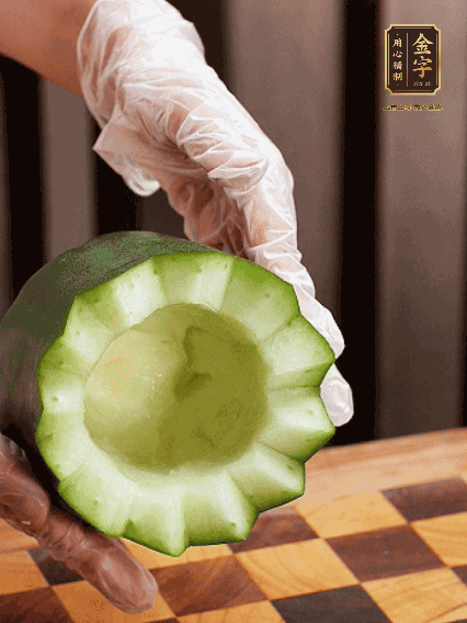 將小冬瓜洗凈，頂端切開去瓜瓤，改刀切口呈鋸齒狀