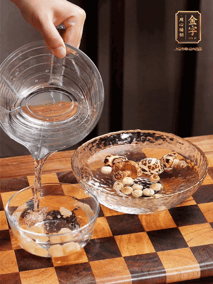 將雞肉、鮑魚、蝦仁焯水，冬菇、蓮子、干貝泡發(fā)