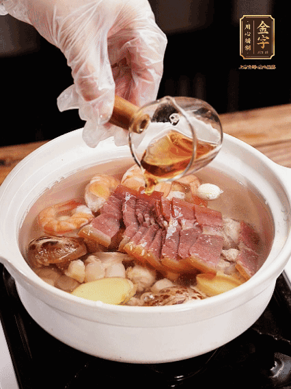 7種食材+帶皮冬瓜塊用砂鍋/電飯煲煮湯功能煮熟，少許鹽、花雕調(diào)味