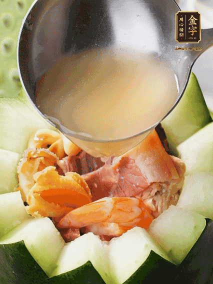 煮好后，盛入冬瓜盅。放入鍋中，可繼續(xù)燉煮，越燉越有味