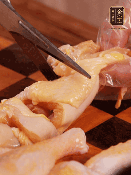 土雞處理干凈，切成大塊，加蔥姜、花雕酒、鹽腌制10分鐘