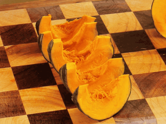 貝貝南瓜去瓤切小塊；干香菇熱水泡發(fā)，切條