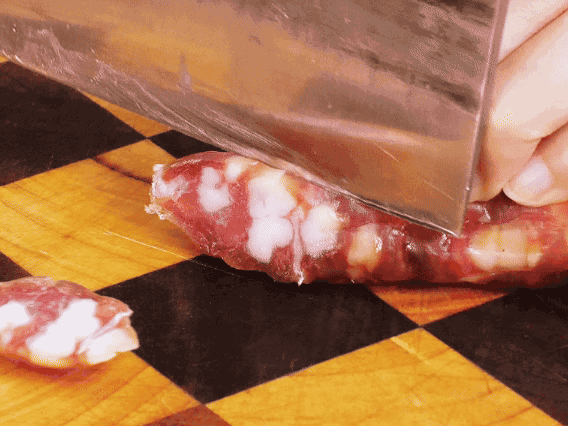 香腸少油煸出香味，下南瓜、板栗、香菇翻炒。2勺生抽、1勺老抽、1勺蠔油、1勺鹽、半勺糖調(diào)味