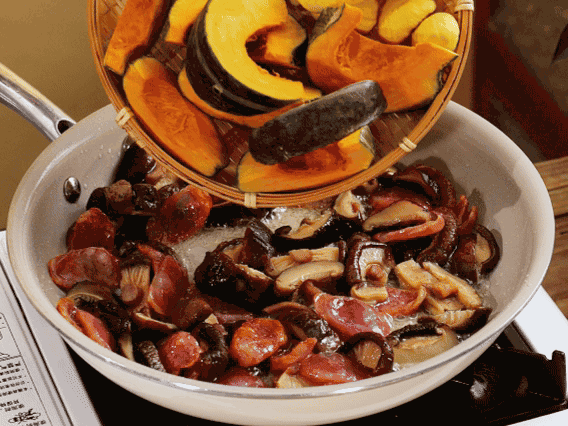 清洗好的大米放入電飯鍋，加裹滿醬汁的食材，再加剛好沒過食材的水，攪拌一下