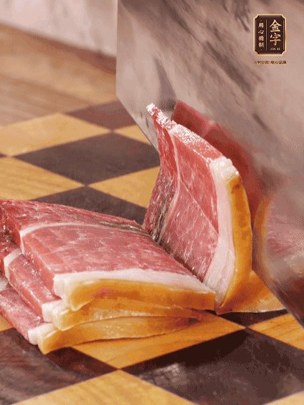 金字火腿切片，溫水浸泡5分鐘；肉皮泡發(fā)，切成小塊。