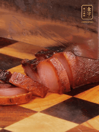 金字醬肉，煮熟切條；蓮藕去皮，切成條狀，焯水2分鐘