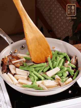 加少許生抽、蠔油、料酒、雞精調(diào)味，少許清水燜2分鐘，炒至豆角皺皮即可