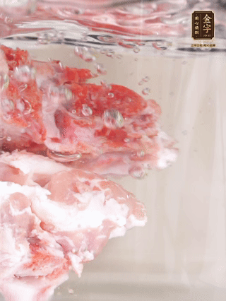 豬骨冷水下鍋，加蔥姜、料酒焯水4分鐘。