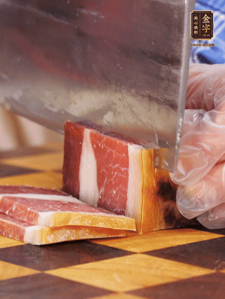 金字火腿切片，溫水浸泡5分鐘